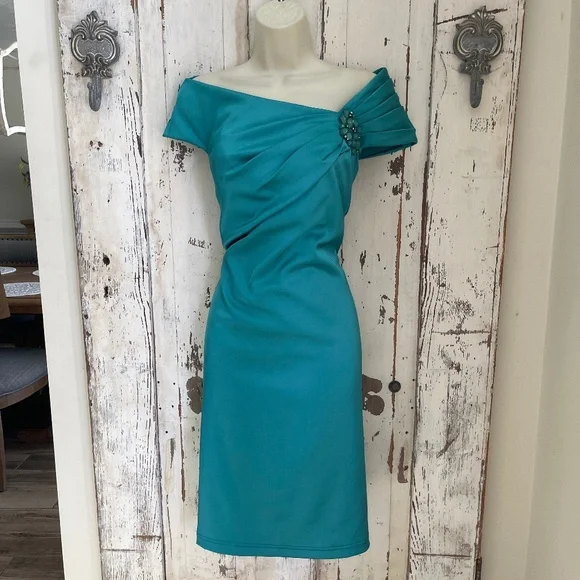 green emerald velvet dress Tadashi Shoji CFC24324L